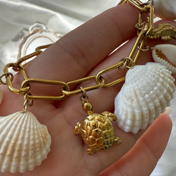 Summer trend adjustable Gold and White Shell Charm Bracelet - Picture 3 of 13